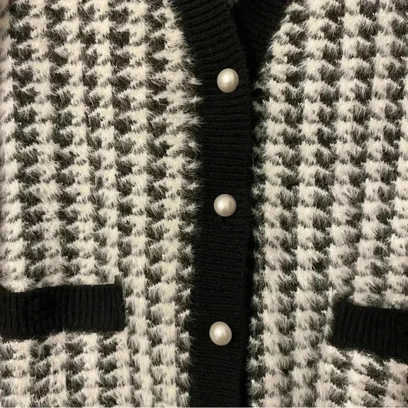 Tahari Eyelash Fringe Houndstooth Button Front Cardigan Sweater Size Medium - Picture 3 of 9